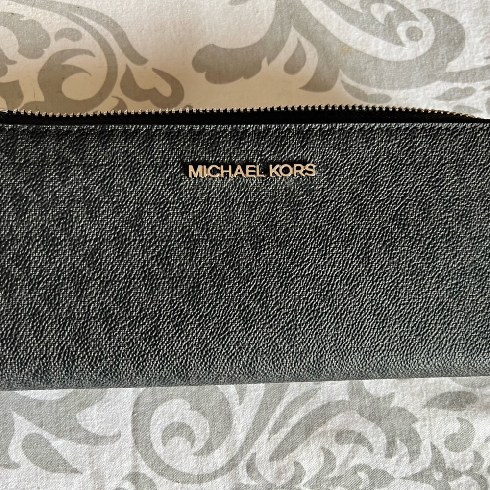 Michael Kors corner zip around wallet NWOT